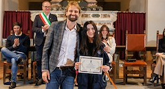 Giulia Meoni riceve il premio «Cortona e le sue stelle» da Massimiliano Rosolino